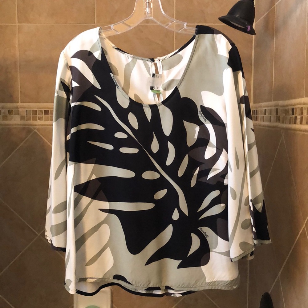 Manuheali’i blouse. Excellent/like new condition. Size large.